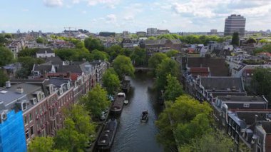 Parlak ve güzel bir günde Amsterdam 'ın pitoresk kanallarını, antika köprülerini ve yemyeşil yeşilliklerini çok güzel gösteren büyüleyici hava görüntülerine hayran kaldım.