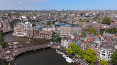 Amsterdam ikonik kanallarının ve tarihi binalarının nefes kesen güzelliğini gösteren çarpıcı hava görüntüleri bu olağanüstü şehrin canlı ve canlı manzarasını zekice gözler önüne seriyor.