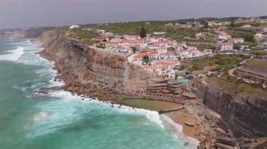Sintra, Portekiz 'deki nefes kesici Azenhas Do Mar Plajı' nı keşfedin, manzaralı sahil manzarası ve büyüleyici binalar