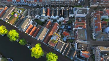 Bu canlı muhitte Amsterdam 'ın kentsel çatılarının cazibesini gösteren hava görüntüleri izleyicileri memnun eden ve keşifleri davet eden büyüleyici bir perspektif sunuyor.