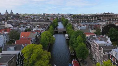 Göz kamaştırıcı hava görüntüleri, Amsterdam 'ın canlı kanalı ve canlı şehir manzarasını güzel bir şekilde sergiliyor. Yeşillik ve klasik mimari tüm izleyicilerin ilgisini çekiyor.