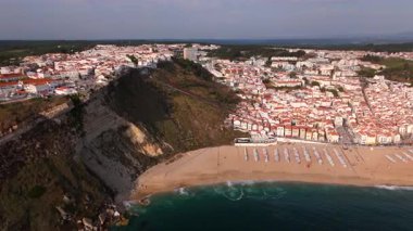 Nazare, Portekiz 'in çarpıcı hava görüntülerini keşfedin. İkonik dalgalarını, güzel plajlarını ve canlı kasabasını sergileyin.