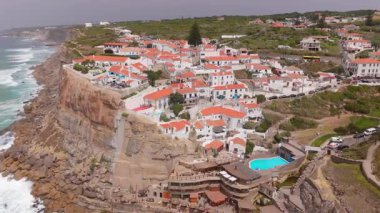 Lizbon, Portekiz 'in güzel Sintra bölgesinde Azenhas Do Mar Plajı' nı keşfedin. Orada büyüleyici kıyı manzaraları ve hareketli yerel mimarinin tadını çıkarabilirsiniz. Rahatlama ve macera için mükemmel bir yer.