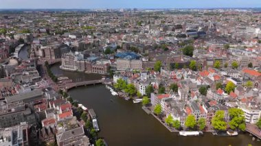 Amsterdam 'ın enfes kanallarını, canlı mahallelerini ve bu şehri çok özel ve unutulmaz kılan ikonik mimarisini güzel gösteren büyüleyici hava fotoğrafları.