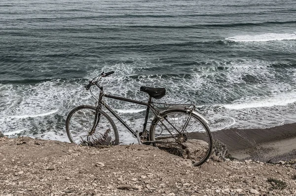 Afrika Marokko Vintage Bike auf einem Hügel am Ufer des Atlantischen Ozeans — Stockfoto