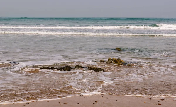 Primavera, África, Marruecos, la costa oeste, la costa del océano, las olas están llegando a tierra —  Fotos de Stock