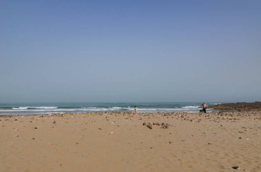 Afrika, Fas, ilkbahar, Mart 2018 batı kıyısı, okyanus kıyısı, sahil boyunca yürüyen insanlar