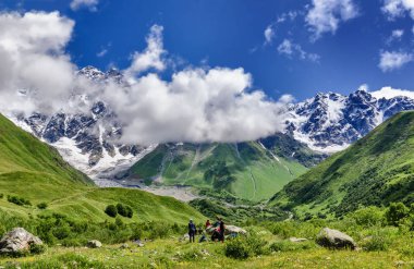 Georgia, Svaneti, Ushguli 'den Shkhara Buzulu 'na yolculuk. Vadi güzel görünümü, çok renkli, Doğa ve seyahat.