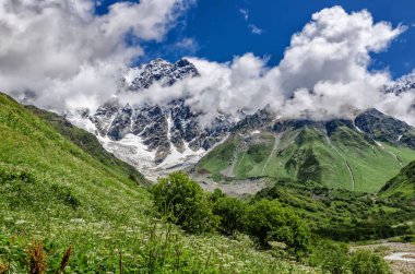 Georgia, Svaneti, Ushguli 'den Shkhara Buzulu 'na yolculuk. Vadi güzel görünümü, çok renkli, Doğa ve seyahat.