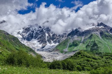 Georgia, Svaneti, Ushguli 'den Shkhara Buzulu 'na yolculuk. Vadi güzel görünümü, çok renkli, Doğa ve seyahat.