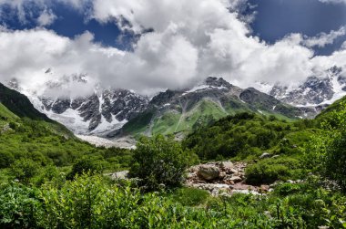 Georgia, Svaneti, Ushguli 'den Shkhara Buzulu 'na yolculuk. Vadi güzel görünümü, çok renkli, Doğa ve seyahat.