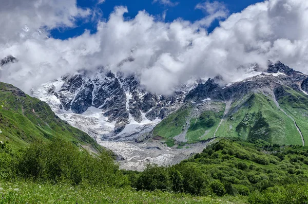 Grúzia, Svaneti, Trek-től Ushguli a Shkhara gleccser. Gyönyörű kilátás a völgyre, több színű, a természet és az utazás. — Stock Fotó