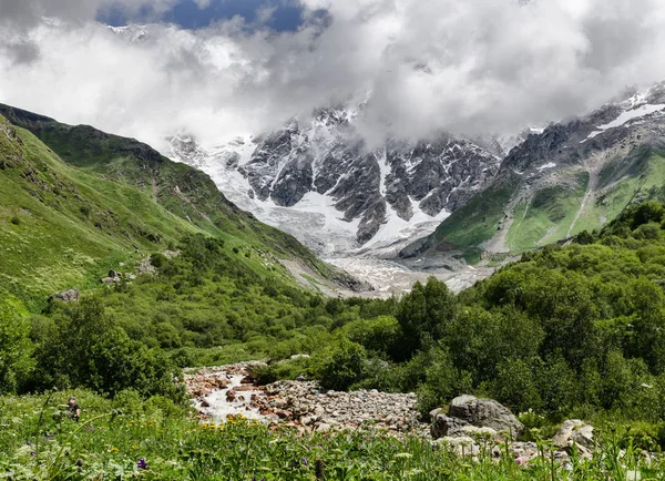 Grúzia, Svaneti, Trek-től Ushguli a Shkhara gleccser. Gyönyörű kilátás a völgyre, több színű, a természet és az utazás. — Stock Fotó