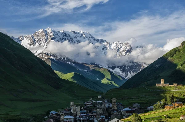 Ushguli, MT. Shkhara, Upper Svaneti, Grúzia, Európa, hagyományos ókori Svan Towers — Stock Fotó