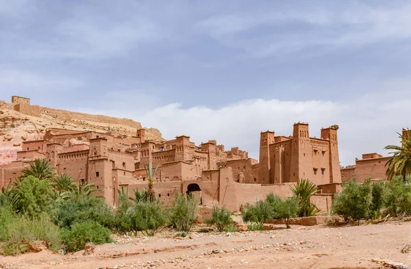Всемирное наследие ЮНЕСКО, удивительный вид на Касба Айт Бен Хадду возле Уарзазата в Атласских горах Марокко . — стоковое фото