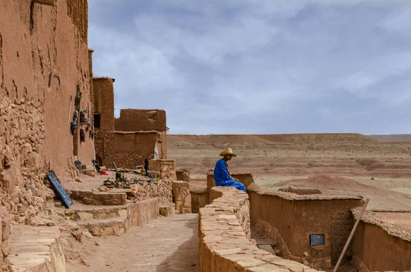 Maroko, Kasbah AIT Ben Haddou nedaleko Ouarbingu v pohoří Atlas, 28. března 2018, marocký muž v modrých šatech prodává suvenýry. Seznam světového kulturního dědictví UNESCO — Stock fotografie