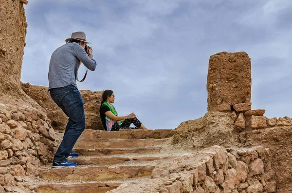 Maroko, Kasbah AIT Ben Haddou nedaleko Ouarbingu v pohoří Atlas, 28. březen 2018, UNESCO, památka světového kulturního dědictví, fotograf fotografování dívky, — Stock fotografie