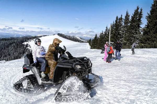 Station de ski des Carpates Bukovel Ukraine 29 février 2020 sports extrêmes motoneige dans les montagnes ensemble — Photo