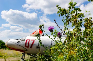 Volchansk, Ukrayna - 8 Ağustos 2020: Eski Antonov An-2 uçağı Vovchansk, Harkov bölgesindeki terk edilmiş hava üssü mezarlığında,