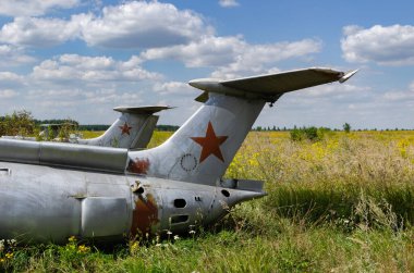 Volchansk, Ukrayna - 8 Ağustos 2020: Eski Antonov An-2 uçağı Vovchansk, Harkov bölgesindeki terk edilmiş hava üssü mezarlığında,