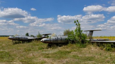 Volchansk, Ukrayna - 8 Ağustos 2020: Eski Antonov An-2 uçağı Vovchansk, Harkov bölgesindeki terk edilmiş hava üssü mezarlığında,