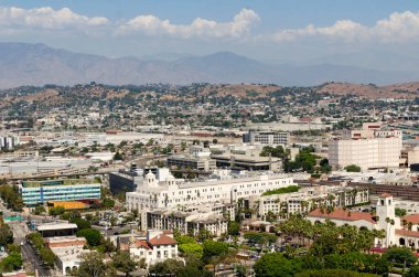 Kaliforniya Los Angeles 4 Eylül 2025 Panoramik manzaralı evler, dağlar ve bulutlar California 'da güneşli bir günde.