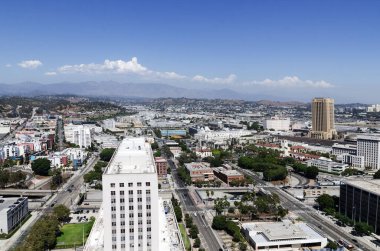 Kaliforniya Los Angeles 4 Eylül 2025 Panoramik şehir manzaralı evler, dağlar ve bulutlar açık güneşli bir günde Los Angeles şehir merkezinde.