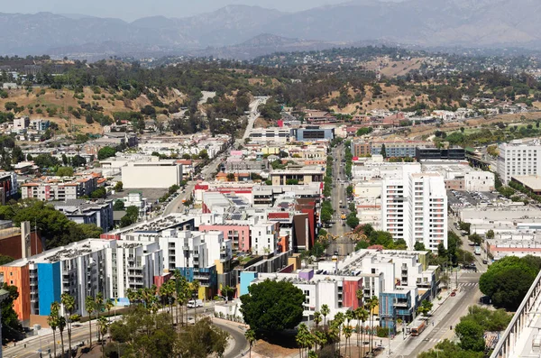 Kaliforniya Los Angeles 4 Eylül 2025 Los Angeles Panoramik manzaralı evler, dağlar ve bulutlar açık güneşli bir günde Kaliforniya 'da.