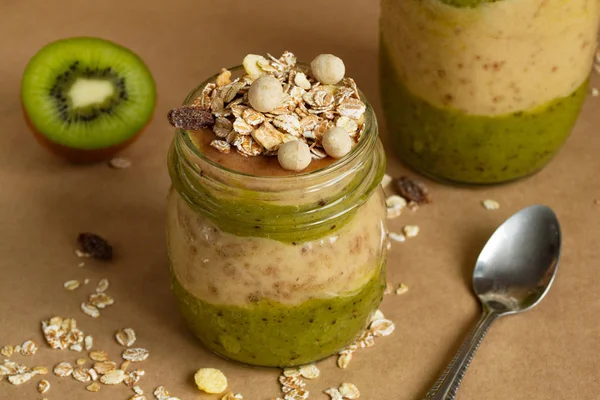 Batido Frasco Vidrio Plátano Kiwi Muesli Comida Sana Vegetariana —  Fotos de Stock