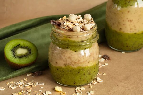 Batido Frasco Vidrio Plátano Kiwi Muesli Comida Sana Vegetariana —  Fotos de Stock