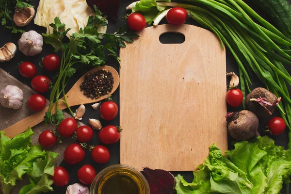 テーブルの上の様々な有機野菜 健康食品 トマト ハーブ スパイス ニンニク オリーブオイル テキストの空き領域 — ストック写真