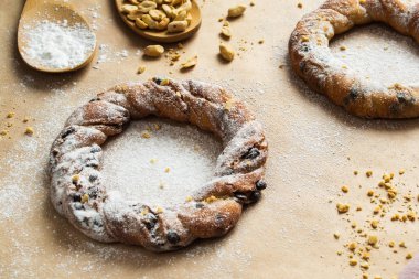 Pişirme kağıdı üzerinde fıstık ve çikolata ile Simit