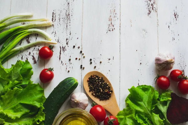 木製のテーブルの上に野菜とスパイス 白い木製の背景に野菜 スパイス オリーブオイルを収穫 ラスティックスタイル テキストの空き領域 — ストック写真