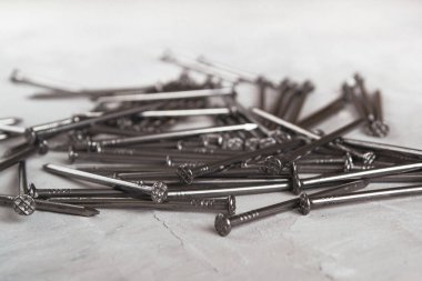 Beton yüzeyde çiviler. Close. Metin için boş alan