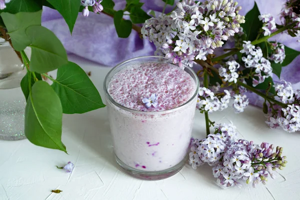 Bär Milkshake Milkshake Med Blåbär Vit Botten Dekorerad Med Lila — Stockfoto