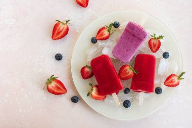 Buzlu böğürtlenli dondurma. Mutfak masasında çilekli ve yabanmersinli ev yapımı dondurma. Yaz tatlısını tazeliyorum. Üst görünüm, düz görünüm, kopyalama alanı