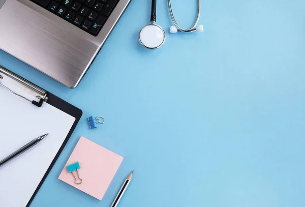 Espaço Trabalho Médico Estetoscópio Médico Laptop Folha Adesivo Área Transferência — Fotografia de Stock