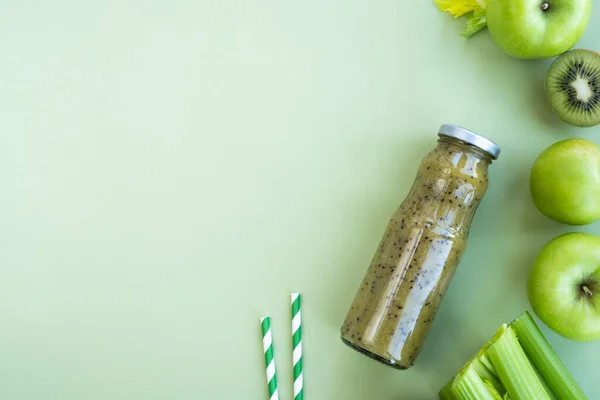 Batido Verde Botella Ingredientes Mesa Kiwi Manzanas Apio Sobre Fondo —  Fotos de Stock