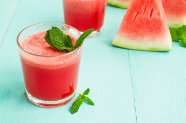 Karpuz suyu ve bardakta nane şekeri. Yaz kokteylini tazeliyorum.