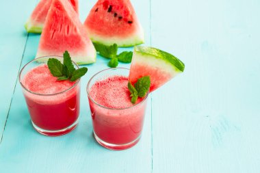 Karpuz suyu ve bardakta nane şekeri. Yaz kokteylini tazeliyorum.