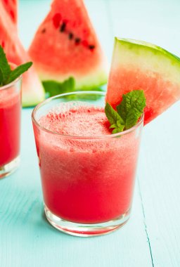 Karpuz suyu ve bardakta nane şekeri. Yaz kokteylini tazeliyorum.