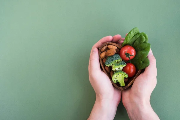 Cibo Sano Cuore Sfondo Verde Mani Dell Uomo Tengono Piatto — Foto Stock