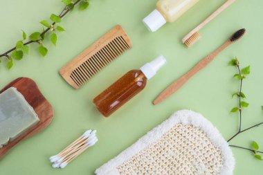 Sıfır atık, çevre dostu konsept. Yeşil arka planda plastiksiz banyo aksesuarları. Üst manzara, düz uzanma