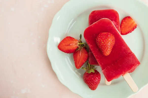 Zomer Dessert Een Ijslolly Met Aardbeien Het Bord Bovenaanzicht Plat — Stockfoto