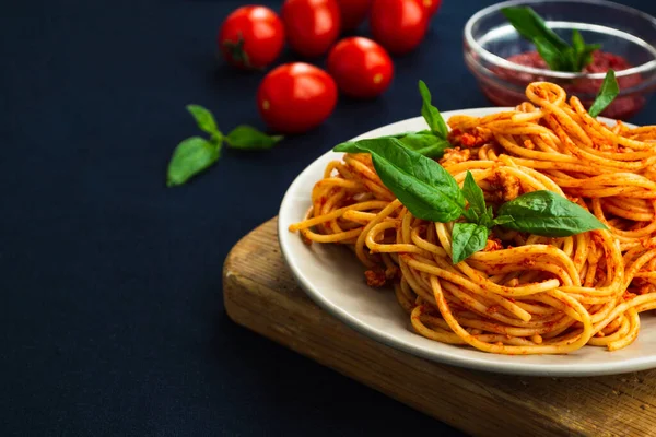 Spaghetti Bolognese Tallrik Mörkblått Bord Italiensk Pasta Med Tomatsås Och — Stockfoto