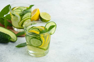 Salatalık, kireç, limon ve naneli cam karışımı. Detoks, sağlıklı içecek. Boşluğu kopyala, kapat