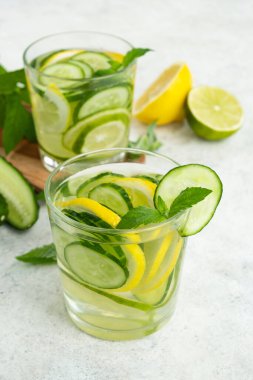 Salatalık, limon ve limon ferahlatıcı içecek. Mutfak masasında yaz kokteyli. Kapat.