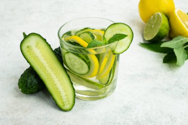 Salatalık, kireç, limon ve naneli cam karışımı. Yaz ferahlatıcı içecek. Kapat.