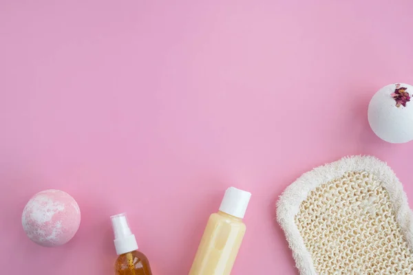 Bad Accessoires Licht Roze Achtergrond Shampoo Badbommen Washandje Balsem Schoonheid — Stockfoto