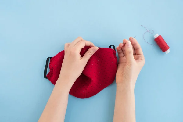 Medische Gezichtsbescherming Masker Lichtblauwe Achtergrond Zelfgemaakt Medisch Masker Het Naaiproces — Stockfoto